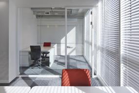 白色现代经理办公室装修效果图