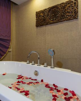 欧式现代美容院门面装潢设计效果图