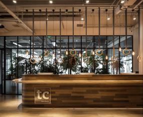 健身房室内黑色墙面装修效果图片