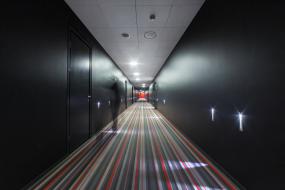 简约式公司办公室过道装修效果图