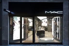 化妆品店门面装修设计效果图片