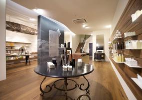 商场简约化妆品店装修设计效果图