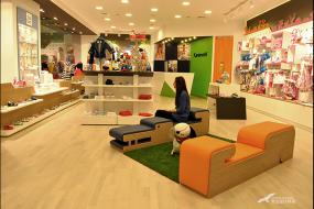现代风格个性童装店装修图片