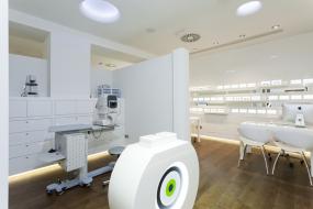 最新眼镜店面室内背景墙装修效果图大全2018图片