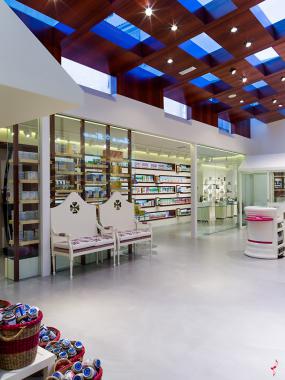 商场化妆品店吊顶装修图