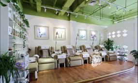 商场美甲店室内楼梯设计装修效果图