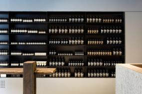 精美韩国化妆品店玻璃背景墙装修效果图片