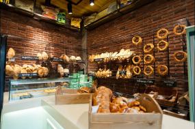 国外小型蛋糕店门面室内装修效果图