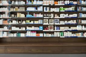 简约温馨化妆品店货架图片大全