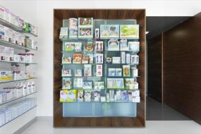 简约化妆品店货架图片欣赏