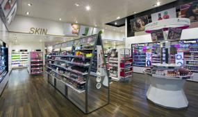 小型化妆品店拱形门洞装修效果图片