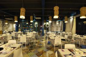 现代时尚火锅店包厢吊灯装修效果图片