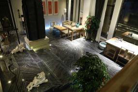 火锅店门面室内浅色木地板装修效果图片