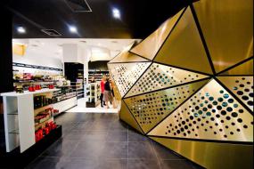 商场化妆品店装修实景图