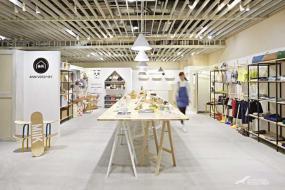 小型童装店门面室内挂衣架装修效果图片