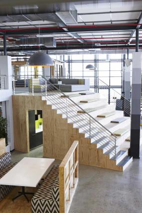 写字楼室内不锈钢楼梯扶手设计效果图片