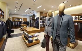 现代简约10平米服装店男装店面实景图