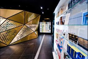 化妆品店内简约背景墙装修效果图