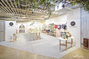 最新童装店门面室内挂衣架装修效果图片欣赏