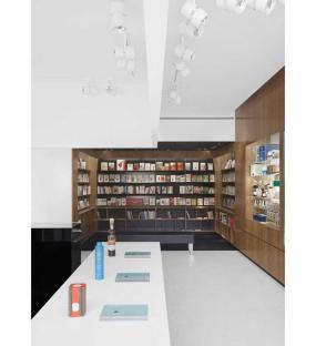 化妆品店内货架装修设计案例图片