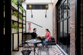 国外蛋糕店门面最新室内装修图片