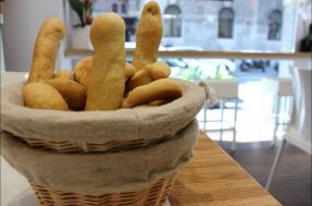 小型蛋糕店室内展示柜装修效果图片2018