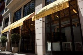 国外蛋糕店门面装修实景图片