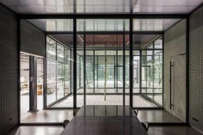 写字楼办公室磨砂玻璃隔断设计