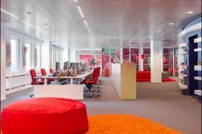 现代风格办公室低隔断效果图