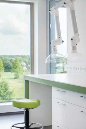 简单办公室低隔断装修图片效果图