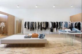 女服装店仿木地板地砖装修效果图片