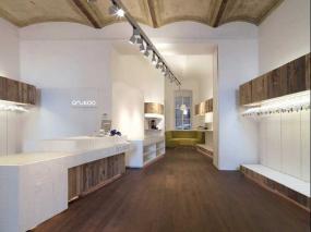 小型女服装店风格装修设计效果图