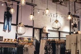 时尚女装服装店装修图片