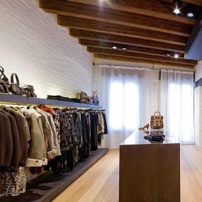 女装服装店陈列设计装修效果欣赏