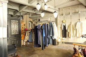 田园风女装服装店衣架设计装修图片