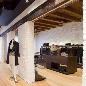 女装服装店橱窗设计效果图