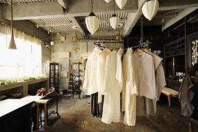 女装服装店内白色地砖装修效果图片