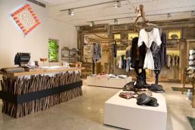 女装服装店展示架设计效果图欣赏