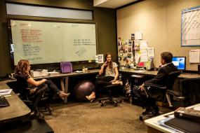 现代简约风格员工办公室装修图片