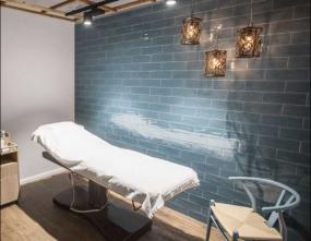 高档美容门面室内吊顶装修效果图片