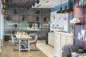 美容机构大厅吊顶装修效果图