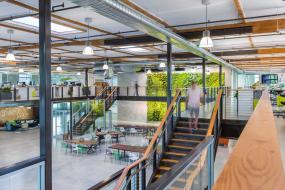 小型办公室装潢木质背景墙装修效果图片