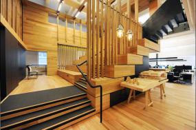 现代公司楼梯间棕黄色木地板图样设计图片