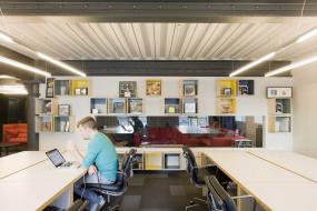 小型办公室书架装潢设计效果图片