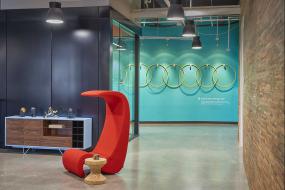 上海专业办公室装修玻璃墙面装饰图片