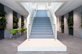 现代公司楼梯间木吊顶设计效果图片