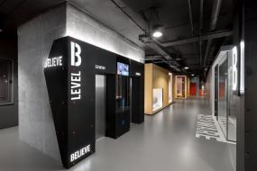 高级写字楼内部过道吊顶设计实景图