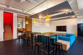 多媒体会议室实木会议桌装修效果图片