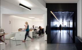 现代办公室走廊吊顶装饰效果图