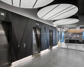 现代办公室布置走廊装修效果图片